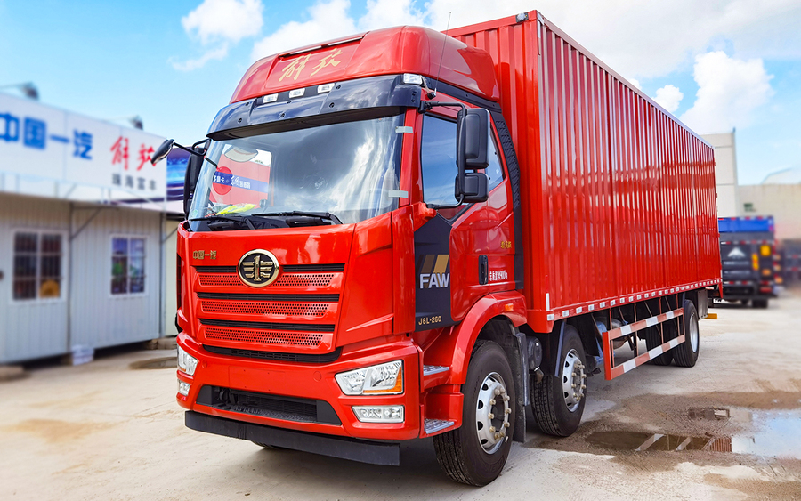 一汽解放J6L前四后四9.6米廂式車
