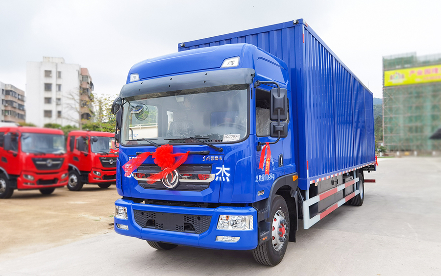 多利卡9.8米廂式貨車