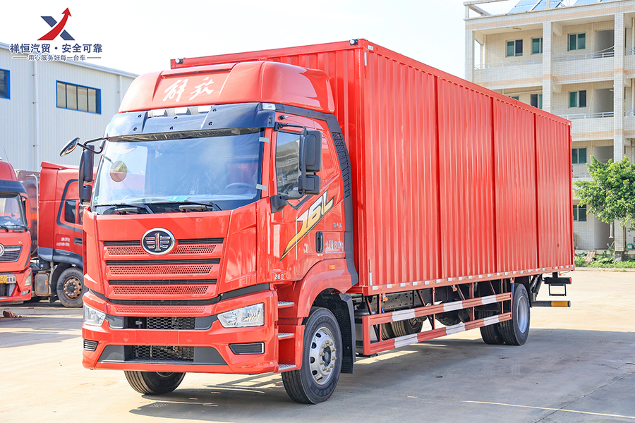 解放J6L单桥9.8米厢式运输车