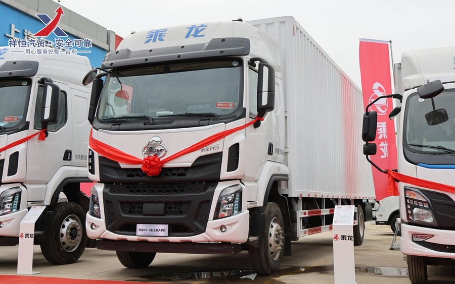 乘龙H5单桥9.8米厢式运输车