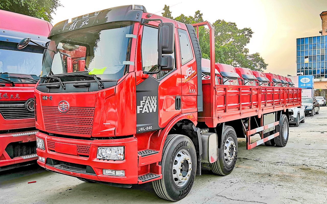 解放J6L前四后四7.7米栏板车