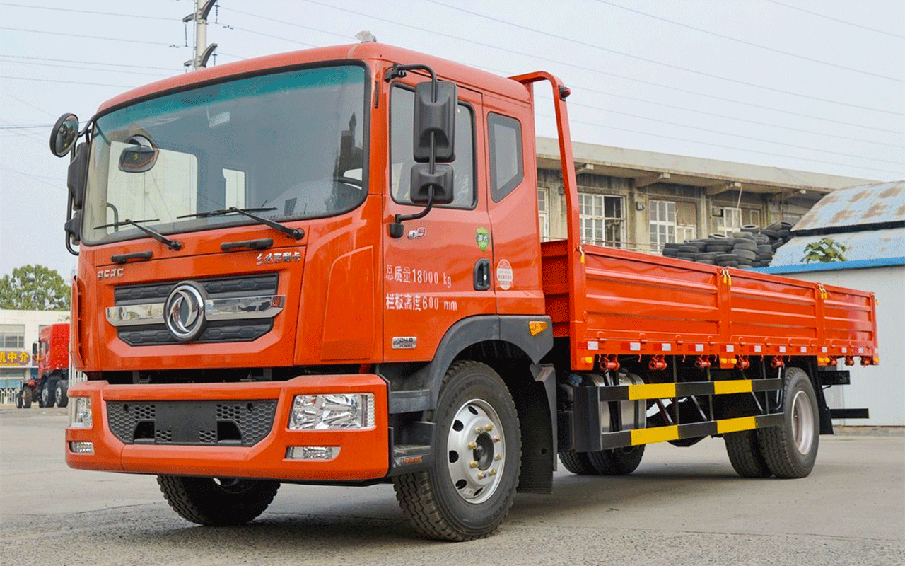 多利卡单桥6.8米栏板车