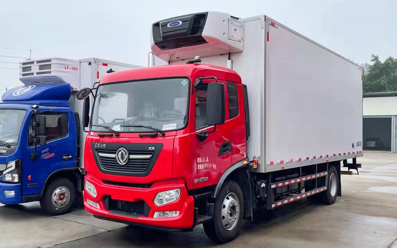 天锦KR单桥6.8米冷藏车