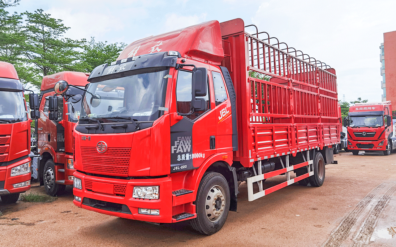 一汽解放J6L单桥6.8米仓栅车