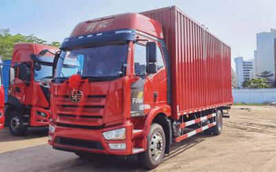 一汽解放J6L高顶双卧六缸240马力6.8米厢式运输车