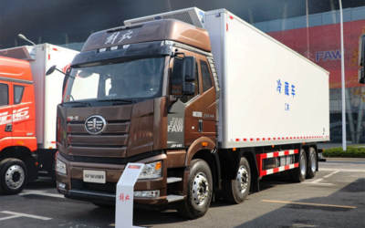 一汽解放J6P前四后八9.6米冷藏车